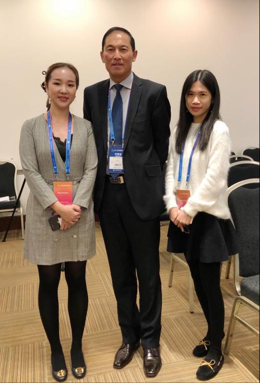 (澳大利亚驻华大使馆公使衔参赞贺蓉歌女士与我校代表合影留念)