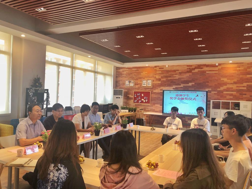(△港澳生们分享在华商的校园生活)
