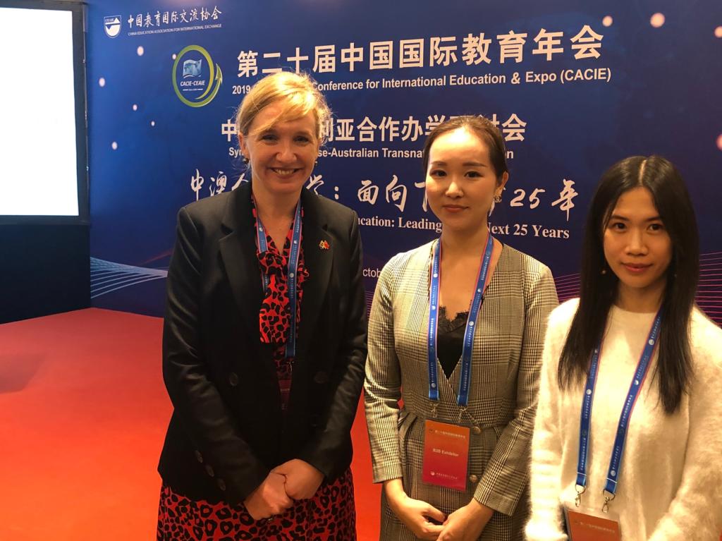 (昆士兰大学常务副校长李荣誉先生与我校代表合影留念)