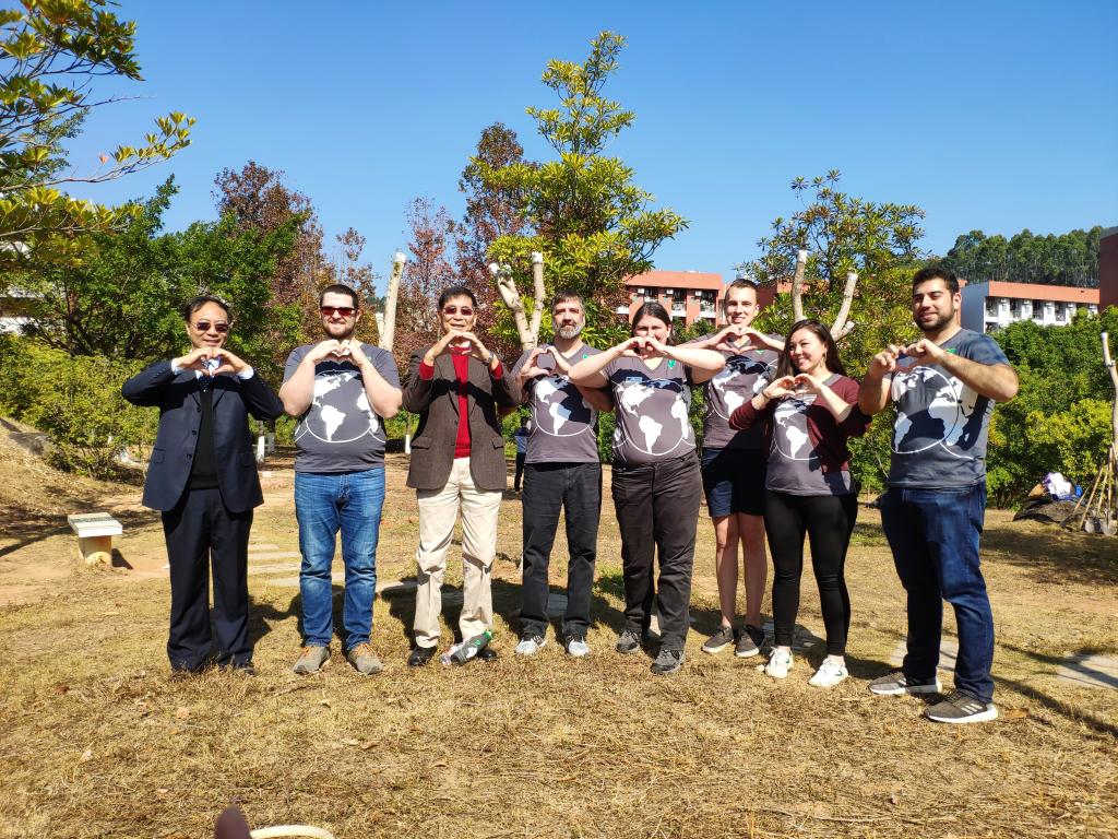 (华商领导与Greenheart和Eachfuture代表合照)