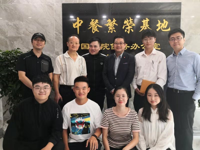 (徐灿杰教授与学生共进午餐并合影留念)