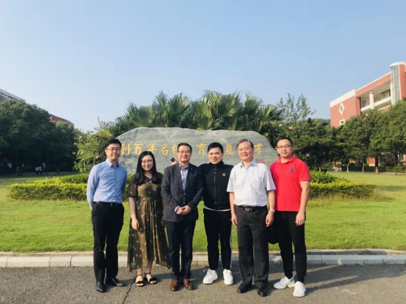 (徐灿杰教授与韩兆洲副校长等学校代表合影)