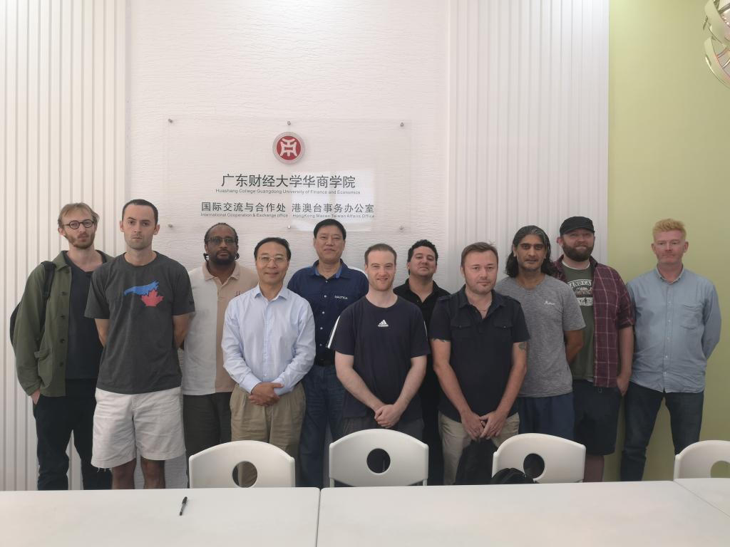 (参会人员集体合影)