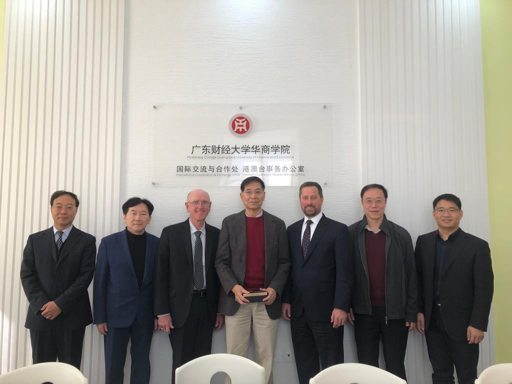 (两校代表合影留念)