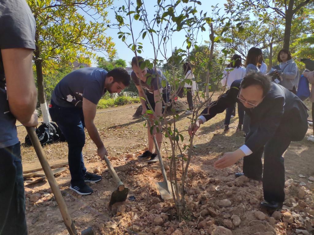 (王文忠处长与Greenheart代表一起种树)