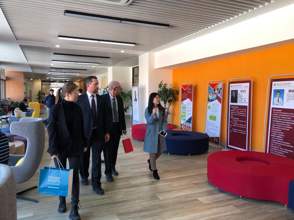 (来访团参观我校)