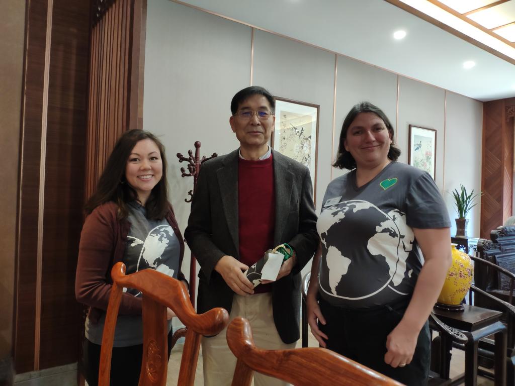 (Greenheart代表赠予钟森文教授纪念品)