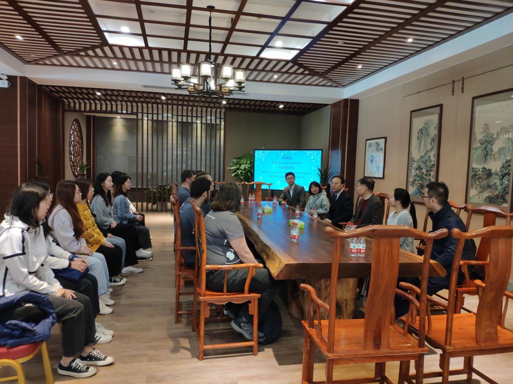 (华商领导与Greenheart和Eachfuture代表开会)