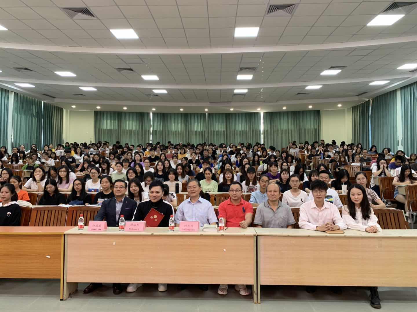 (从左到右分别为:中汇集团企业融资及投资者关系部总监印国庭、讲座嘉宾徐灿杰教授、华商学院副校长韩兆洲教授、数据科学学院院长副院长蒋大瑞、院长赖庆)