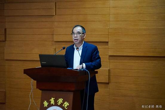 (郭银华执行校长宣读获奖名单)