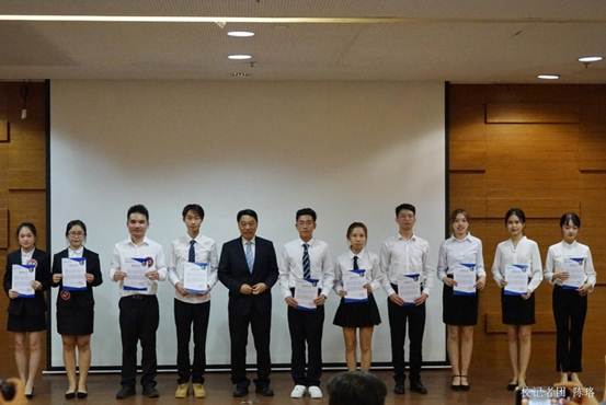 (陈校长与获奖选手合照)