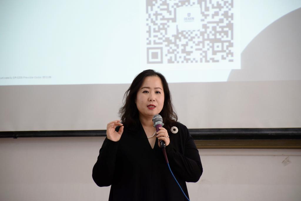 (王冰洁主任为同学们讲解)