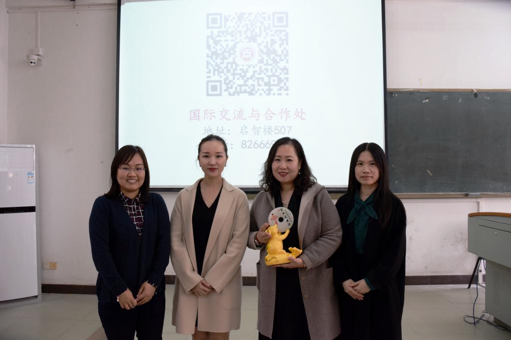 (我校代表赠予迪肯大学代表纪念品)