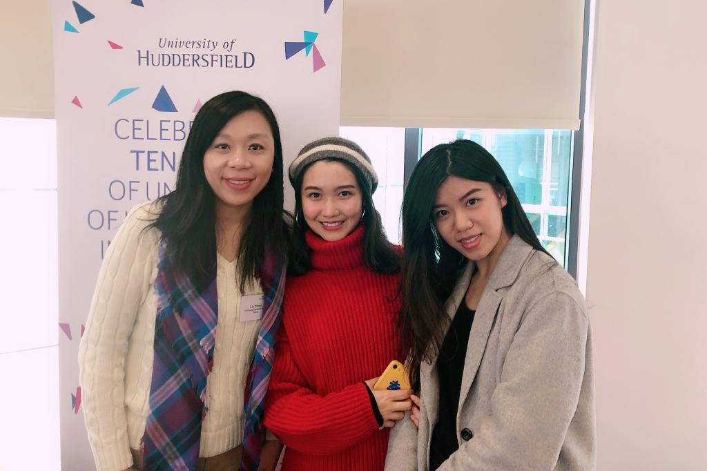 我校副校长廖伊曼出访英国哈德斯菲尔德大学看望“3+1”项目学生(右一为凌婉琪)