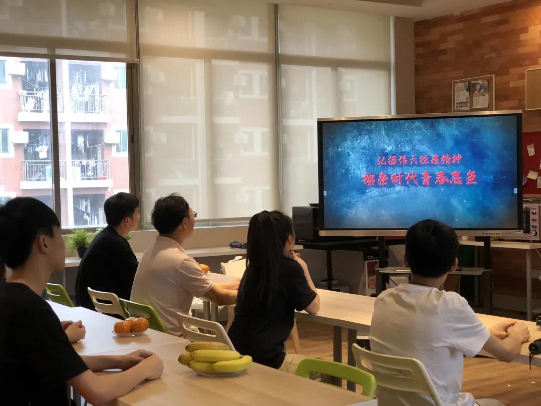 我校师生观看“抗疫故事”专题片