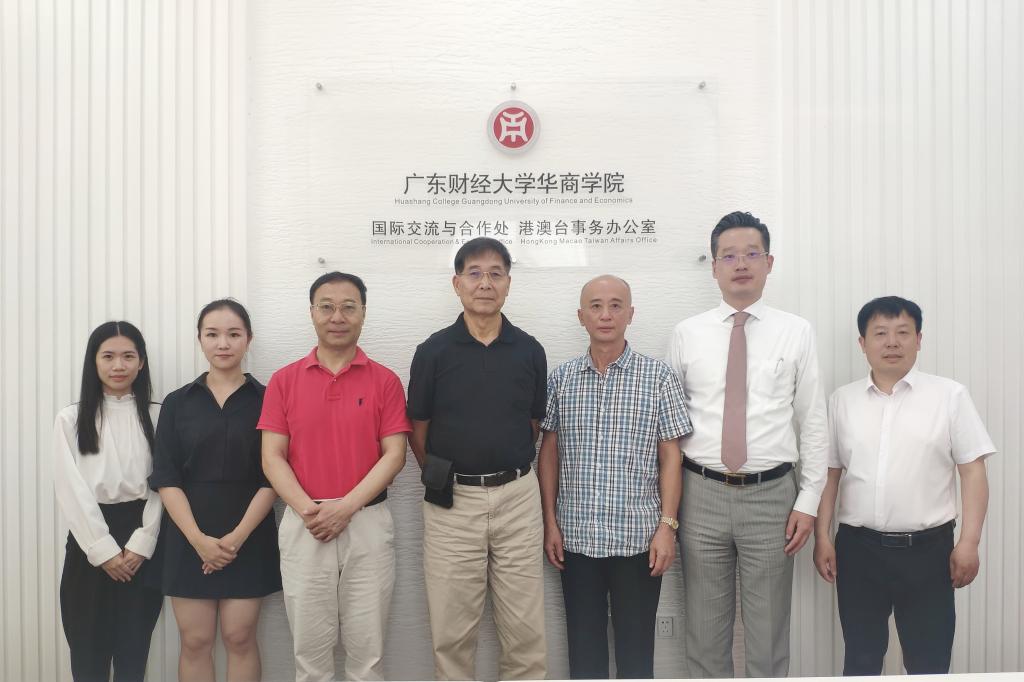 (我校代表与卡迪夫城市大学来访代表合影)