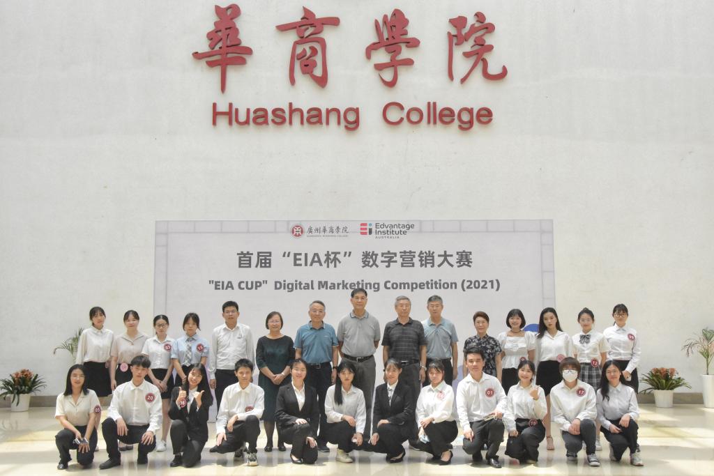 (评委嘉宾与选手合照)