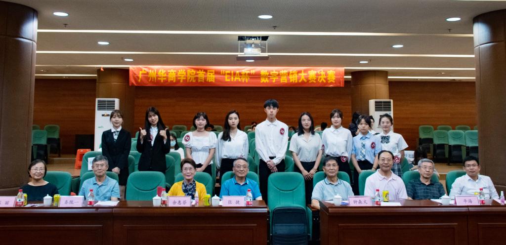 (评委嘉宾与获奖选手合照)