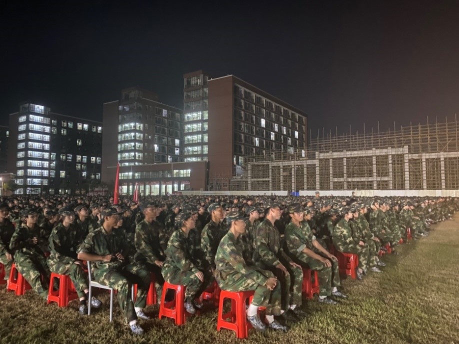 (2021级新生认真听取王处长演讲)