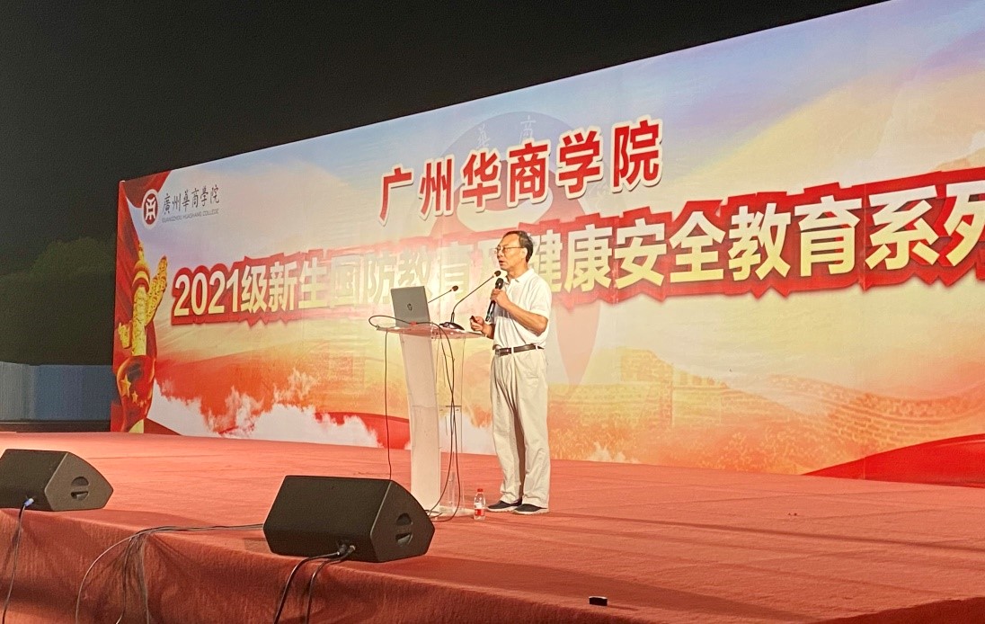 (王处长向新生介绍我校国际化教育发展情况)