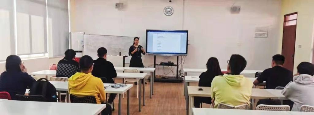 (认真听课的学生)