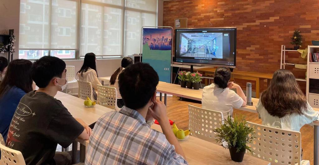 (我校师生观看“普法专题”影片)